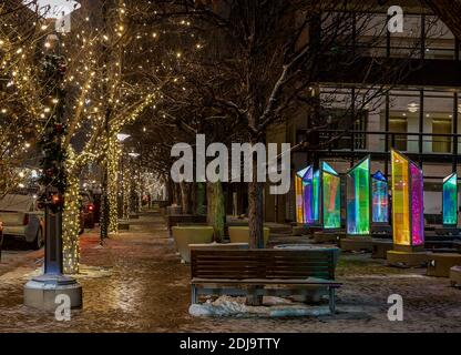 Denver, Colorado - 12. Dezember 2020: Künstlerische Weihnachtsdekoration auf der Straße des Cherry Creek District in Denver, Colorado Stockfoto