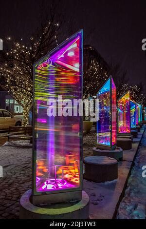 Denver, Colorado - 12. Dezember 2020: Künstlerische Weihnachtsdekoration auf der Straße des Cherry Creek District in Denver, Colorado Stockfoto