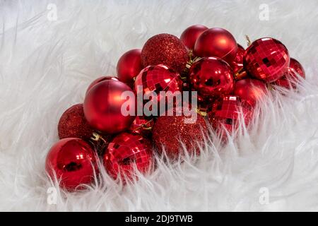 Weihnachtskugeln. Schöne Weihnachtskomposition auf einem flauschigen weißen Pelz Hintergrund. Stockfoto