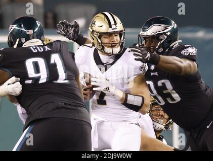 Philadelphia, Usa. Dezember 2020. New Orleans Saints Taysom Hill wird von Philadelphia Eagles Javon Hargrave in Woche 14 der NFL-Saison am Lincoln Financial Field in Philadelphia am Sonntag, 13. Dezember 2020 entlassen. Die Adler besiegten die Heiligen 24-21. Foto von John Angelillo/UPI Kredit: UPI/Alamy Live Nachrichten Stockfoto