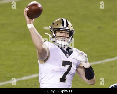 Philadelphia, Usa. Dezember 2020. New Orleans Saints Taysom Hill wirft einen Pass in der zweiten Hälfte gegen die Philadelphia Eagles in Woche 14 der NFL-Saison bei Lincoln Financial Field in Philadelphia am Sonntag, 13. Dezember 2020. Die Adler besiegten die Heiligen 24-21. Foto von John Angelillo/UPI Kredit: UPI/Alamy Live Nachrichten Stockfoto