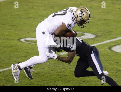 Philadelphia, Usa. Dezember 2020. New Orleans Saints Jarae Cook wird von Philadelphia Eagles Kevon Seymour in der zweiten Hälfte in Woche 14 der NFL-Saison im Lincoln Financial Field in Philadelphia am Sonntag, 13. Dezember 2020 in Angriff genommen. Die Adler besiegten die Heiligen 24-21. Foto von John Angelillo/UPI Kredit: UPI/Alamy Live Nachrichten Stockfoto