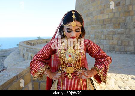 Ein schönes Modell in einem traditionellen omanischen Kleid. Stockfoto