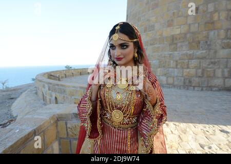 Ein schönes Modell in einem traditionellen omanischen Kleid. Stockfoto