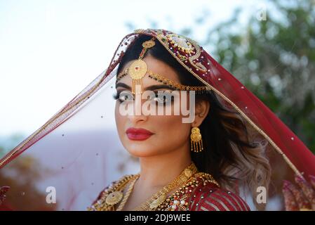 Ein schönes Modell in einem traditionellen omanischen Kleid. Stockfoto