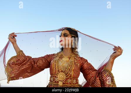 Ein schönes Modell in einem traditionellen omanischen Kleid. Stockfoto