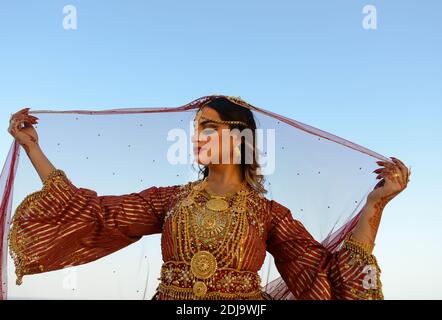 Ein schönes Modell in einem traditionellen omanischen Kleid. Stockfoto