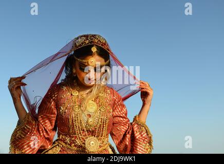 Ein schönes Modell in einem traditionellen omanischen Kleid. Stockfoto