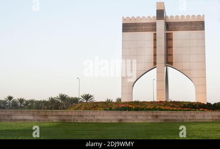 Omanisches Tor an einem Küstenroundabout in Greater Muscat, Oman. Stockfoto