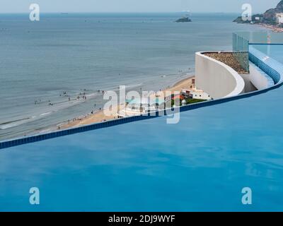 Dachgarten-Eternity-Pool im Cao Hotel am Bai Sau oder Back Beach in Vung Tau in der Provinz Bang Ria-Vung Tau in Südvietnam. Restaurant Pavillon auf der Stockfoto