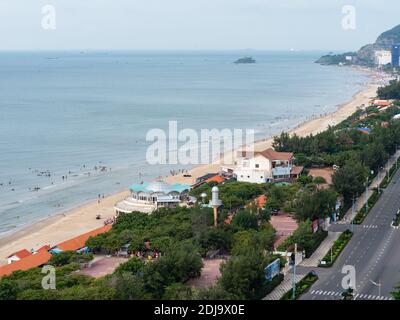 Bai Sau oder Zurück Strand in Vung Tau in der Provinz Bang Ria-Vung Tau in Südvietnam, mit Restaurantpavillons am Strand. Stockfoto