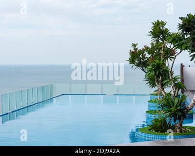 Dachterrassenpool im Bai Sau oder Back Beach in Vung Tau in der Provinz Bang Ria-Vung Tau in Südvietnam. Stockfoto