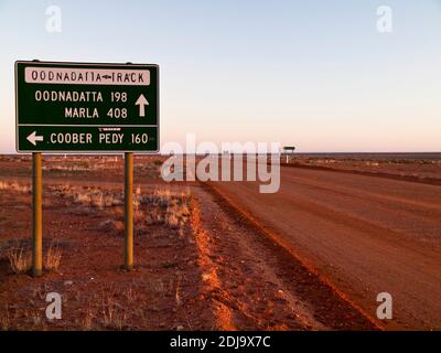 Wegweiser für den Oodnadatta Track an der Abzweigung nach Coober Pedy, South Australia. Stockfoto