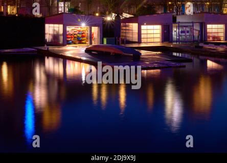 Creekside Paddling Centre Vancouver. Drachenboote auf dem Dock und Kajaks in Schuppen für die Nacht auf False Creek, Vancouver geladen. Stockfoto