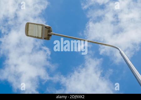 Straße Laterne am Himmel mit weißen Wolken Hintergrund.EINE moderne Straße LED-Beleuchtung Stange. Stockfoto