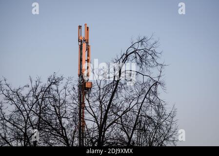 RIGA, LETTLAND. Dezember 2020. Selektiver Fokus für Foto. 5G Smart-Mobilfunk-Funknetzantenne auf dem Dach. Stockfoto