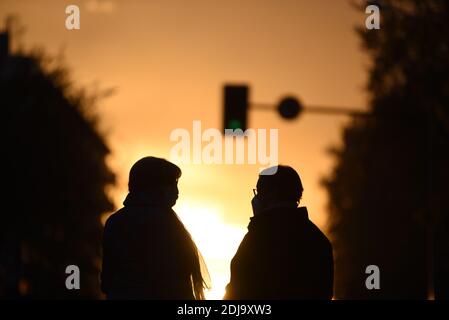 Barcelona, Spanien. Dezember 2020. Zwei Frauen werden bei Sonnenuntergang in Cornellá de Llobregat gesehen.November und Dezember sind die Monate mit der kürzesten Tageslichtzeit und den längsten Nächten des Jahres in der nördlichen Hemisphäre. Die höchste Sonnenposition am Himmel während dieser Zeit überschreitet nicht 30º und erreicht seinen tiefsten Punkt, 25,2º, am kürzesten Tag des Jahres. Das wird im nächsten Dezember 21 sein. In Barcelona, nordöstlich von Spanien, dauert es 9 Stunden und 9 Minuten. Kredit: SOPA Images Limited/Alamy Live Nachrichten Stockfoto