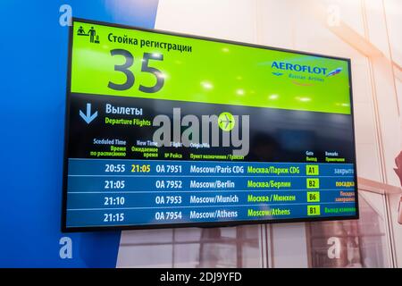 Flughafen Abflug-Bord-Display an der Wand an der Lufttransport-Ausstellung Stockfoto