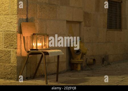 Menorah in einer Glasbox, beleuchtet im jüdischen Viertel in der Altstadt von Jerusalem, Israel (an den Herausgeber - auf dem Glas ist in Hebräisch ein Vers geschrieben "kann Stockfoto