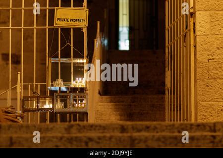 Drei Menorahs sind am Eingang zu einem Gebäude im jüdischen Viertel der Altstadt von Jerusalem, Israel, Hanukkah 2020, angezündet Stockfoto