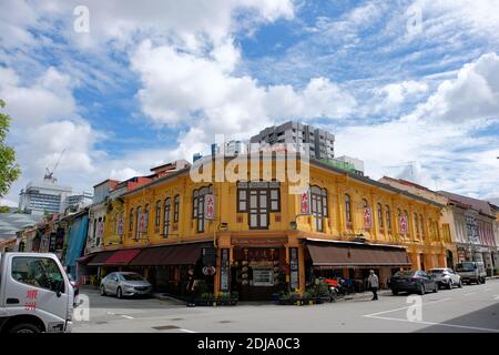 Blick auf die denkmalgeschützten Ladenhäuser entlang der Syed Alwi Road in der Enklave Jalan Besar, Singapur Stockfoto