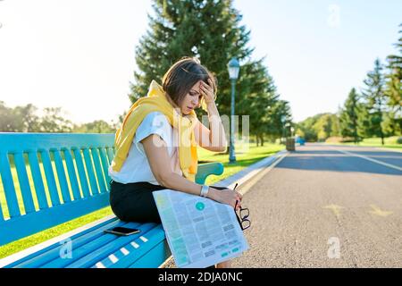 Müde traurige reife Frau sitzt auf Bank im Park, kopieren Raum Stockfoto