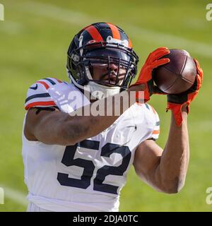 Chicago, Illinois, USA. Dezember 2020. - Bears #52 Khalil Mack erwärmt sich vor dem NFL-Spiel zwischen den Houston Texans und Chicago Bears im Soldier Field in Chicago, IL. Fotograf: Mike Wulf. Kredit: csm/Alamy Live Nachrichten Stockfoto