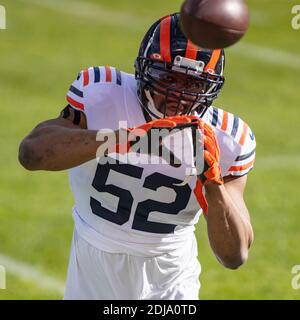 Chicago, Illinois, USA. Dezember 2020. - Bears #52 Khalil Mack erwärmt sich vor dem NFL-Spiel zwischen den Houston Texans und Chicago Bears im Soldier Field in Chicago, IL. Fotograf: Mike Wulf. Kredit: csm/Alamy Live Nachrichten Stockfoto