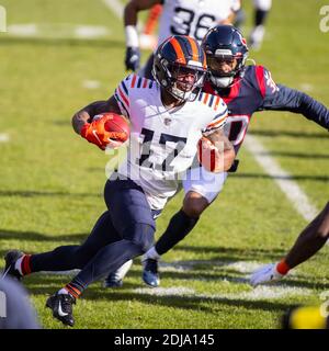 Chicago, Illinois, USA. Dezember 2020. - Bears #17 Anthony Miller wird von Texans gejagt #30 Cornell Armstrong während des NFL-Spiels zwischen den Houston Texans und Chicago Bears im Soldier Field in Chicago, IL. Fotograf: Mike Wulf. Kredit: csm/Alamy Live Nachrichten Stockfoto