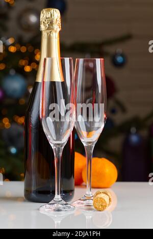 Zwei Gläser Champagner auf weißem Tisch warten darauf serviert zu werden. Silvester. Stockfoto