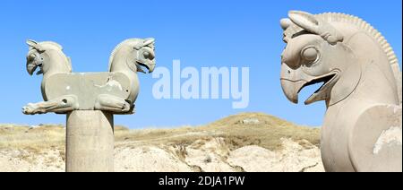 Horizontales Banner mit Fragment der Steinsäule Skulptur eines zweiköpfigen Gripins in der antiken Stadt Persepolis, Iran. UNESCO-Weltkulturerbe Stockfoto