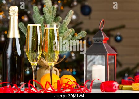 Zwei Gläser Champagner auf weißem Tisch warten darauf serviert zu werden. Silvester. Stockfoto