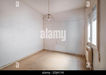 Leeres, altes und schmutziges Zimmer mit weißen Wänden und Spuren von Regalen Stockfoto