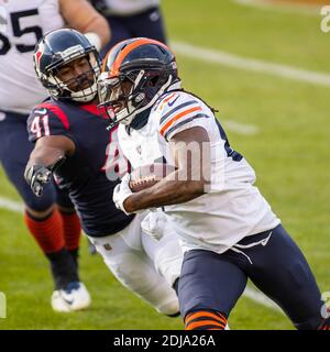 Chicago, Illinois, USA. Dezember 2020. - Bears #84 Cordarrelle Patterson wird von Texans gejagt #41 Zach Cunningham während des NFL-Spiels zwischen den Houston Texans und Chicago Bears im Soldier Field in Chicago, IL. Fotograf: Mike Wulf. Kredit: csm/Alamy Live Nachrichten Stockfoto