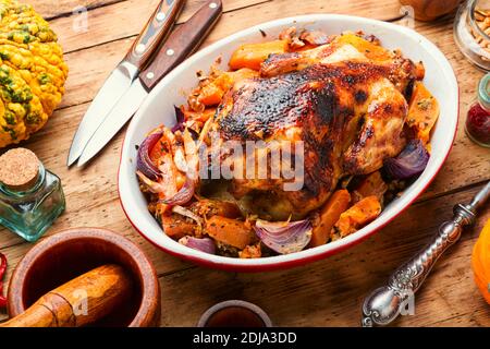 Ganze gebackene Rebhuhn mit Kürbis.Gebratenes Fleisch.Thanksgiving Tag. Stockfoto