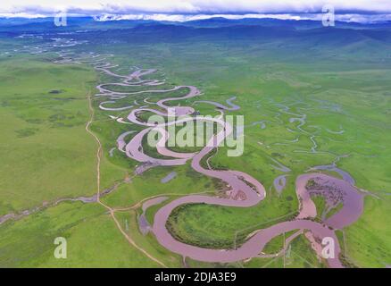 Peking, China. Juni 2020. Luftaufnahme vom 17. Juni 2020 zeigt die Landschaft des Flusses Raqu im Ruoergai County, südwestlich der chinesischen Provinz Sichuan. Quelle: Liu Kun/Xinhua/Alamy Live News Stockfoto