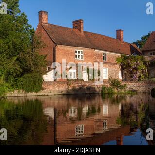 EAST BERGHOLT, SUFFOLK, UK 05.18.2008: Das Millers Cottage aus dem 18. Jahrhundert neben Flatford Mill Stockfoto