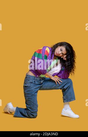 Ziemlich dunkelhaarige junge Mädchen in Jeans suchen traurig Stockfoto