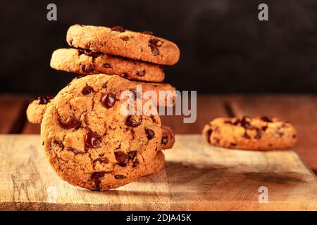 Chocolate Chip Cookies auf einem dunklen rustikalen Holzhintergrund, mit Kopieplatz Stockfoto