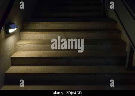 Beleuchtete Treppe im Gebäude. Spannungshintergrund Stockfoto