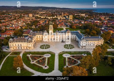 Keszthely, Ungarn - Luftpanorama von Keszthely mit dem berühmten Festetics Palast (Festetics Kastely) an einem warmen Herbstnachmittag mit dem Balasee Stockfoto