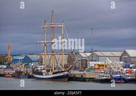 Der Pelikan von London A Klasse A Tall Ship am Kai am Hafen von Montrose in Angus, an einem Herbsttag mit schweren Wolken. Stockfoto