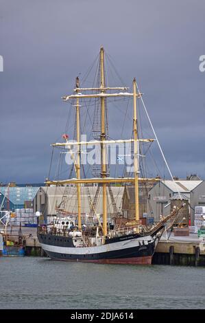 Der Pelikan von London A Klasse A Tall Ship am Kai am Hafen von Montrose in Angus, an einem Herbsttag mit schweren Wolken. Stockfoto