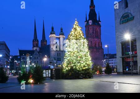 14. Dezember 2020, Sachsen-Anhalt, Halle (Saale): Der Marktplatz mit dem Weihnachtsbaum ist festlich beleuchtet. Der Weihnachtsmarkt wurde aufgrund der Pandemie-Situation abgesagt. Am Montag trifft sich die Landesregierung Sachsen-Anhalts, um ab Mittwoch über die Sperrung zu entscheiden. Foto: Hendrik Schmidt/dpa-Zentralbild/dpa Stockfoto