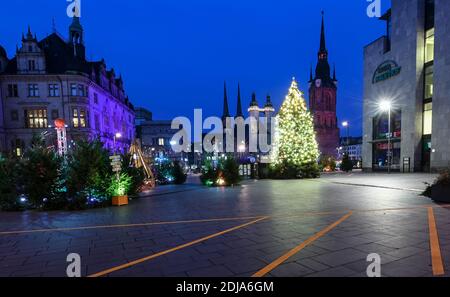 14. Dezember 2020, Sachsen-Anhalt, Halle (Saale): Der Marktplatz mit dem Weihnachtsbaum ist festlich beleuchtet. Der Weihnachtsmarkt wurde aufgrund der Pandemie-Situation abgesagt. Am Montag trifft sich die Landesregierung Sachsen-Anhalts, um ab Mittwoch über die Sperrung zu entscheiden. Foto: Hendrik Schmidt/dpa-Zentralbild/dpa Stockfoto