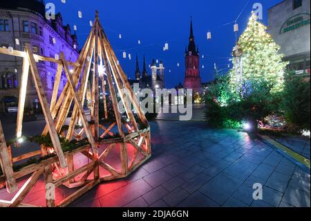 14. Dezember 2020, Sachsen-Anhalt, Halle (Saale): Der Marktplatz mit dem Weihnachtsbaum ist festlich beleuchtet. Der Weihnachtsmarkt wurde aufgrund der Pandemie-Situation abgesagt. Am Montag trifft sich die Landesregierung Sachsen-Anhalts, um ab Mittwoch über die Sperrung zu entscheiden. Foto: Hendrik Schmidt/dpa-Zentralbild/dpa Stockfoto