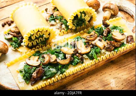 Lasagne mit Pilzen, Champignons, Käse und Spinat. Traditionelle italienische Küche. Stockfoto