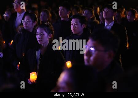 Am 13. Dezember 2020 gehen die Menschen in die Gedenkhalle für die Opfer des Massakers von Nanjing, um den Opfern des 7. Nationalen Gedenktages für die Opfer des Massakers von Nanjing in Nanjing, Jiangsu, China, zu gedenken. (Foto: TPG/cnsphotos) Stockfoto