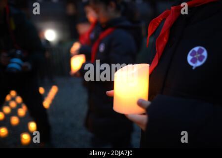 Am 13. Dezember 2020 gehen die Menschen in die Gedenkhalle für die Opfer des Massakers von Nanjing, um den Opfern des 7. Nationalen Gedenktages für die Opfer des Massakers von Nanjing in Nanjing, Jiangsu, China, zu gedenken. (Foto: TPG/cnsphotos) Stockfoto