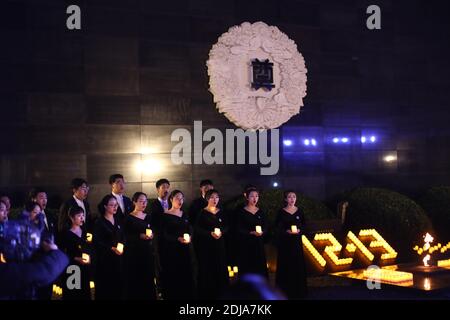 Nanjing, China. Dezember 2020. Die Menschen gehen in die Gedenkhalle für die Opfer des Massakers von Nanjing, um den Opfern am 13. Dezember 2020 am 7. Nationalen Gedenktag für die Opfer des Massakers von Nanjing in Nanjing, Jiangsu, China, zu gedenken.(Foto: TPG/cnsphotos) Quelle: TopPhoto/Alamy Live News Stockfoto